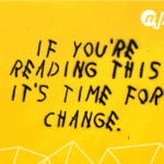 Graffiti tekst: If you are reading this - it's time for change. Op geel achtergrond